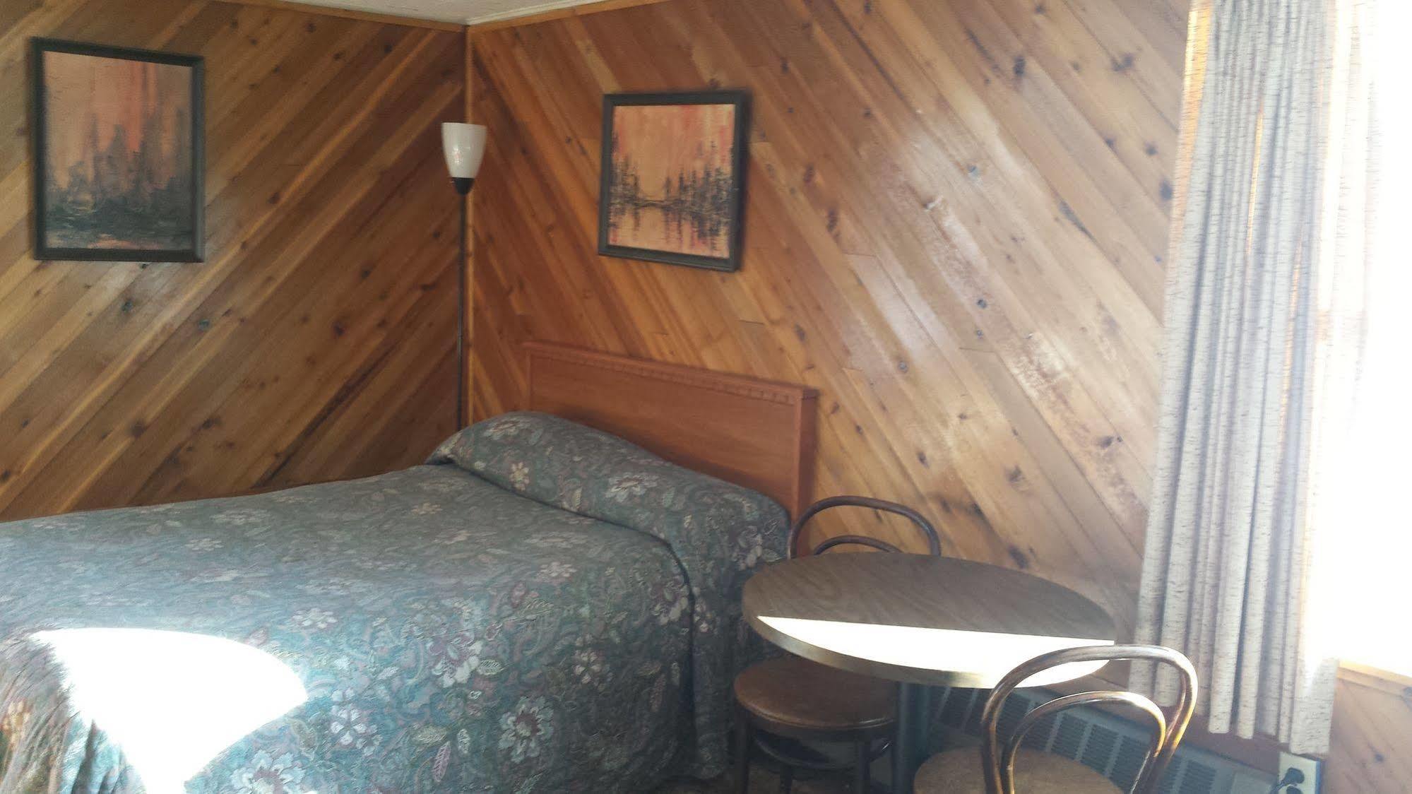 Cool City Motel Two Rivers Екстериор снимка
